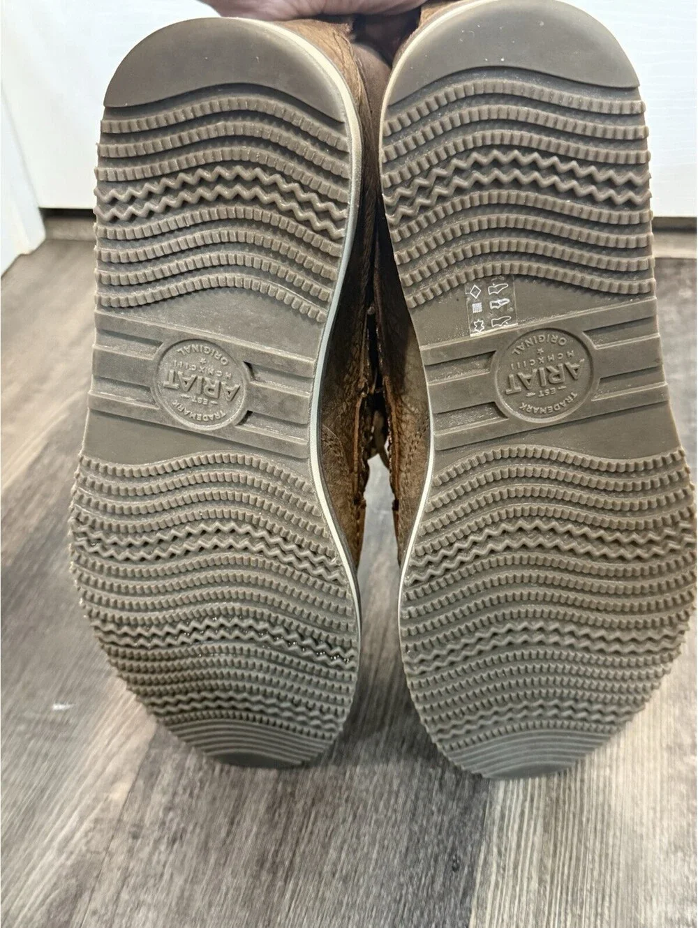 Ariat lookout distressed